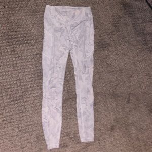 grey and white lulu leggings!